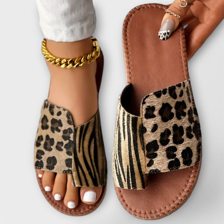 Lyan | Chinelos Bicolor Estilosos com Estampa de Leopardo