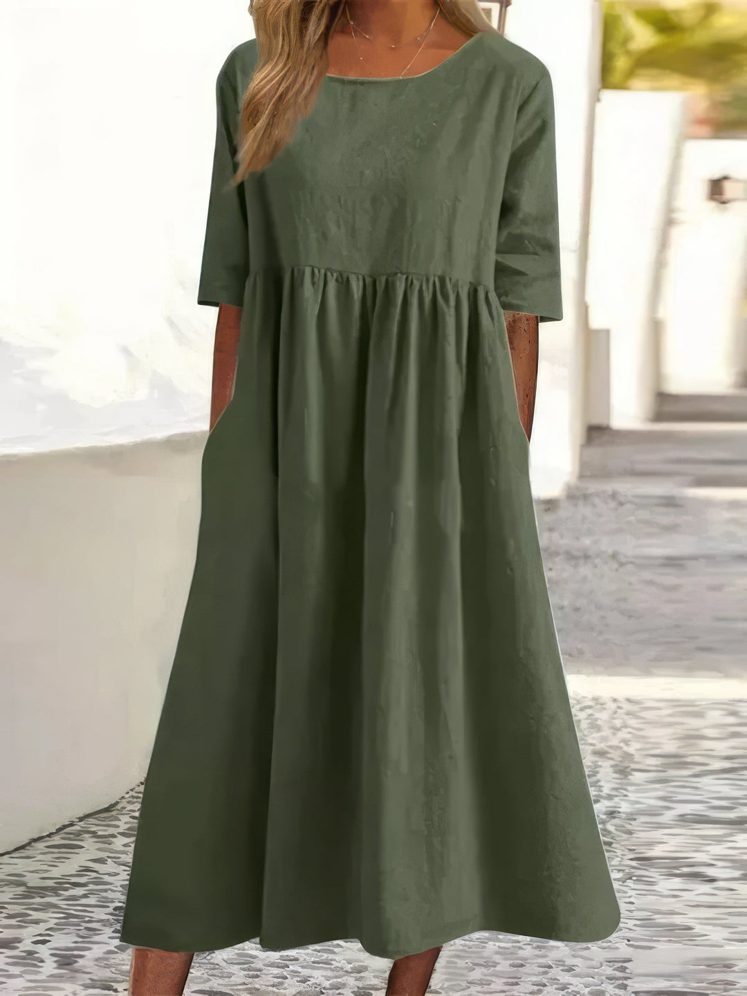 Vestido de algodão com decote redondo e bolsos